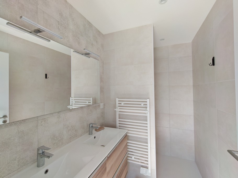 Shower room - left-hand night section