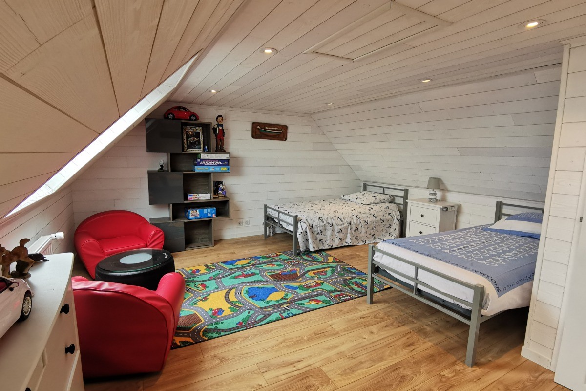 2ème étage: Chambre avec lit simple, baby foot et jeux