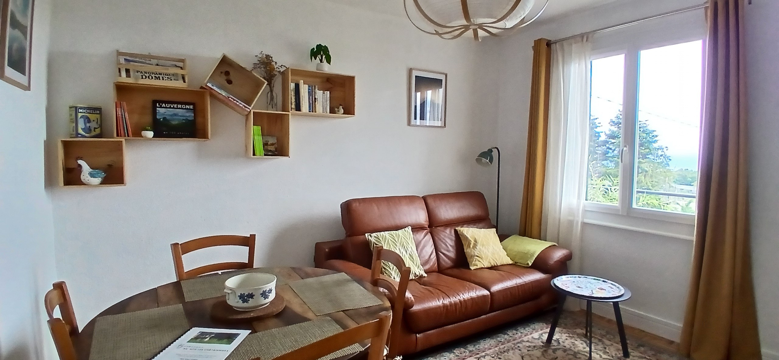 "Les Châtaigniers" in Orcines, Puy-de-Dôme: The living and dining room