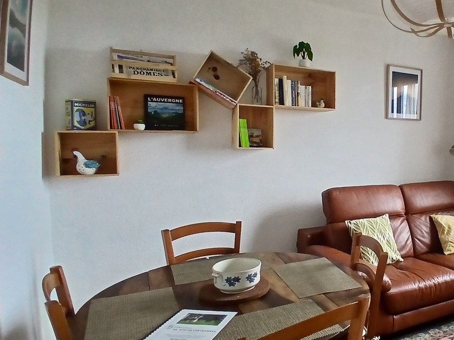 "Les Châtaigniers" in Orcines, Puy-de-Dôme: The living and dining room