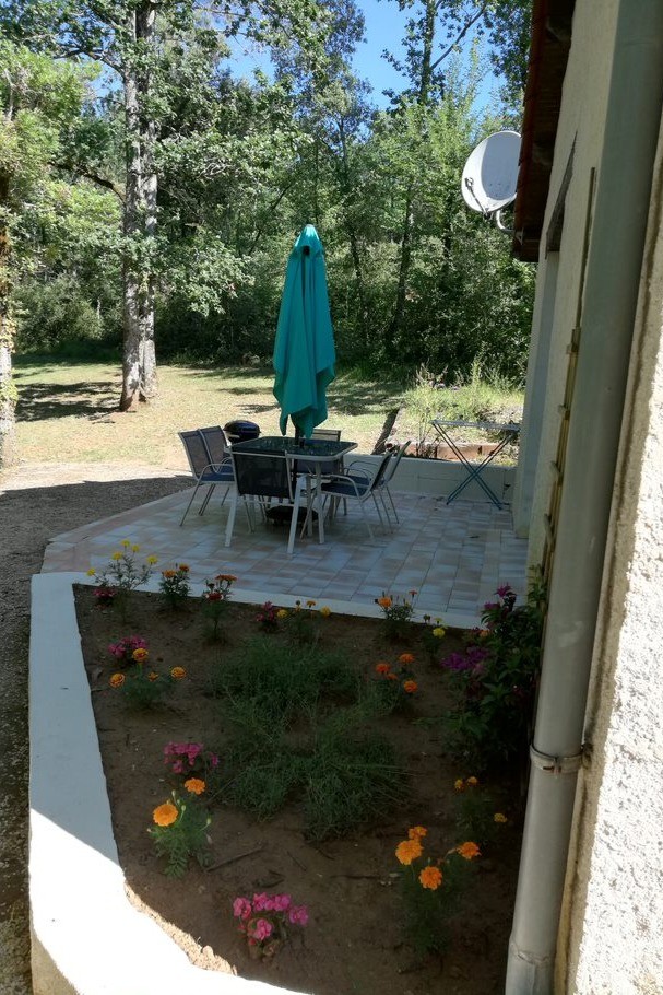Le Gîte le Roqual terrasse avec vue sur le parc arboré