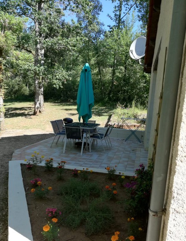 Le Gîte le Roqual terrasse avec vue sur le parc arboré