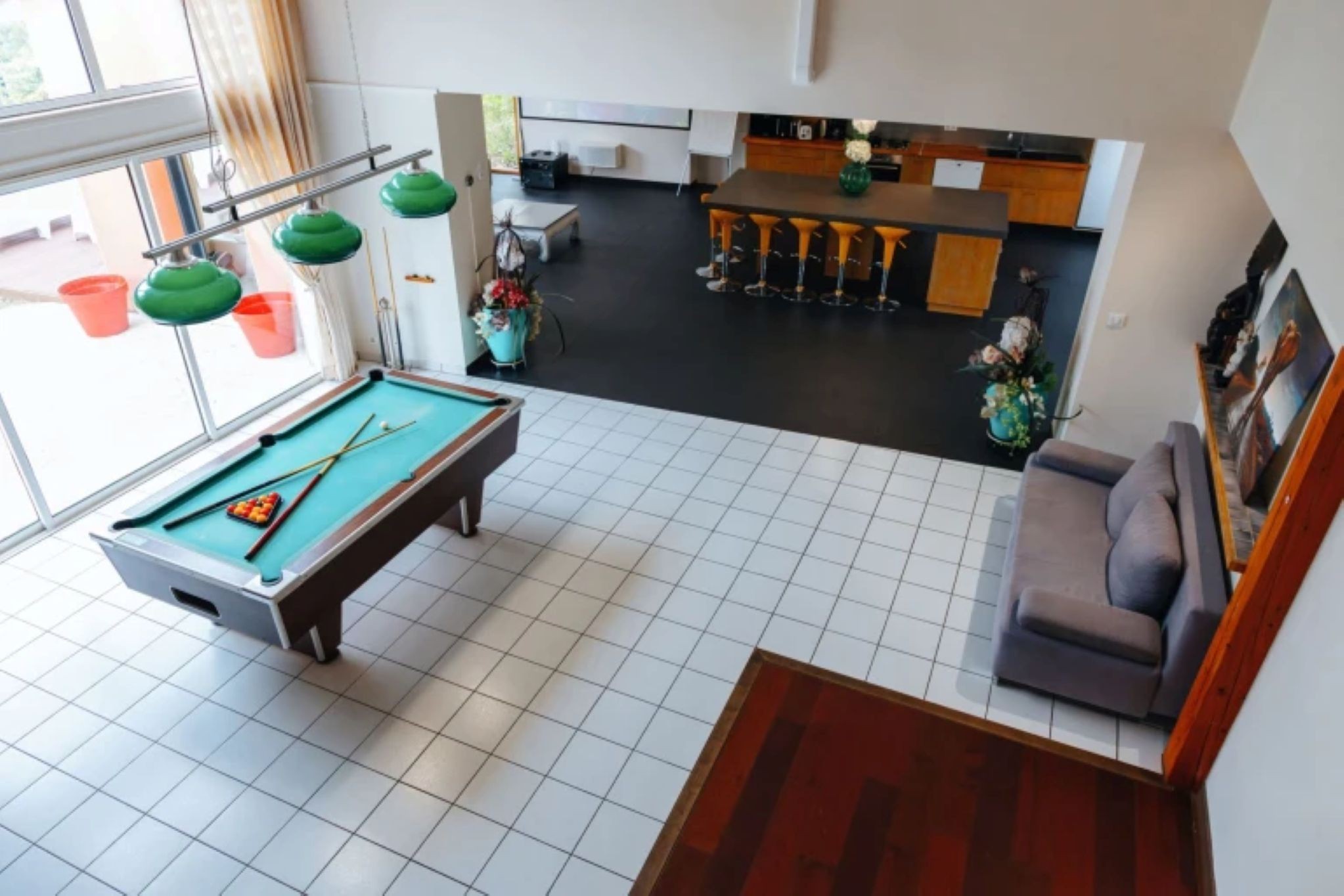 La pièce de 100 m² avec le billard et la cuisine ouverte de La Villa des Eaux Claires à Puymoyen, gîte de groupe classé 4 étoiles pour 15 à 22 personnes, près d'Angoulême