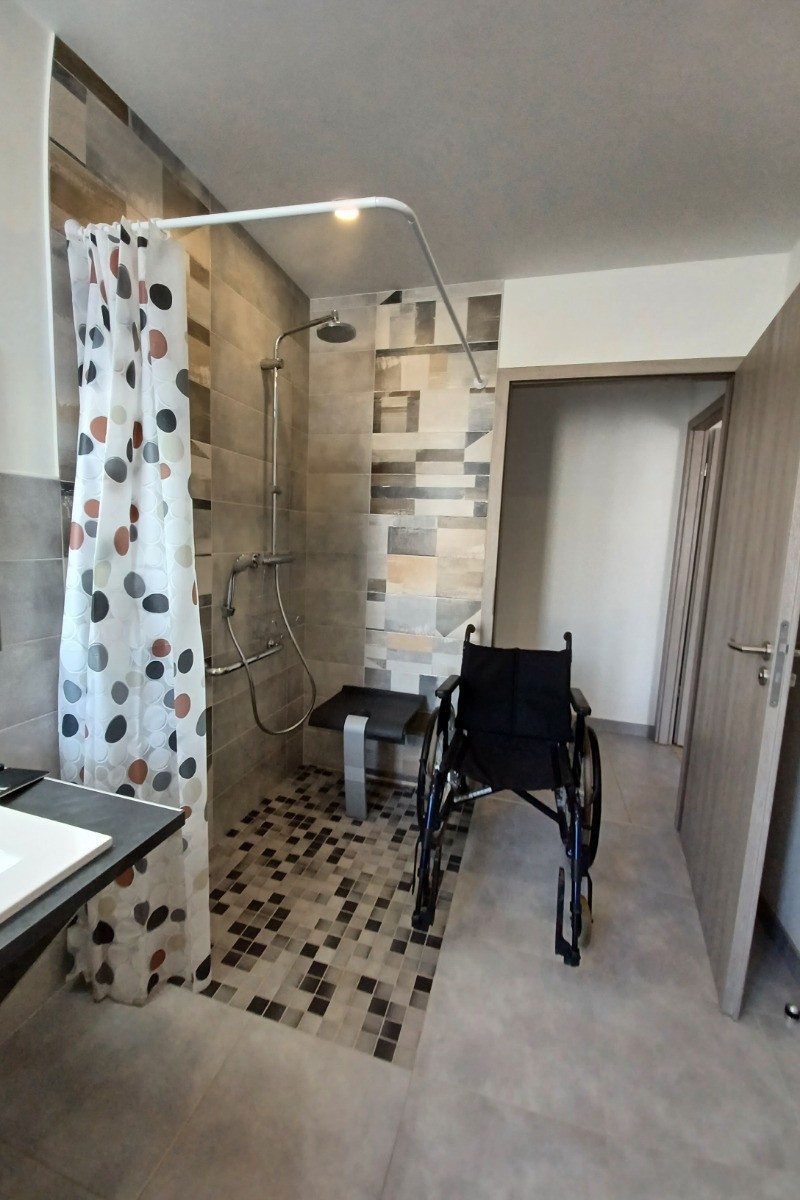 Douche de plain pied avec barre et douchette - Gîte l'Atelier de plain de pied, Gérardmer