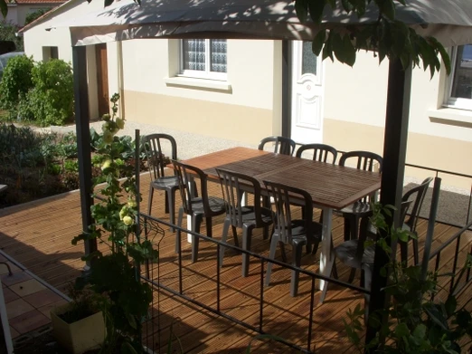 Devant le gite Au coeur des Mauges , espace terrasse avec barbecue