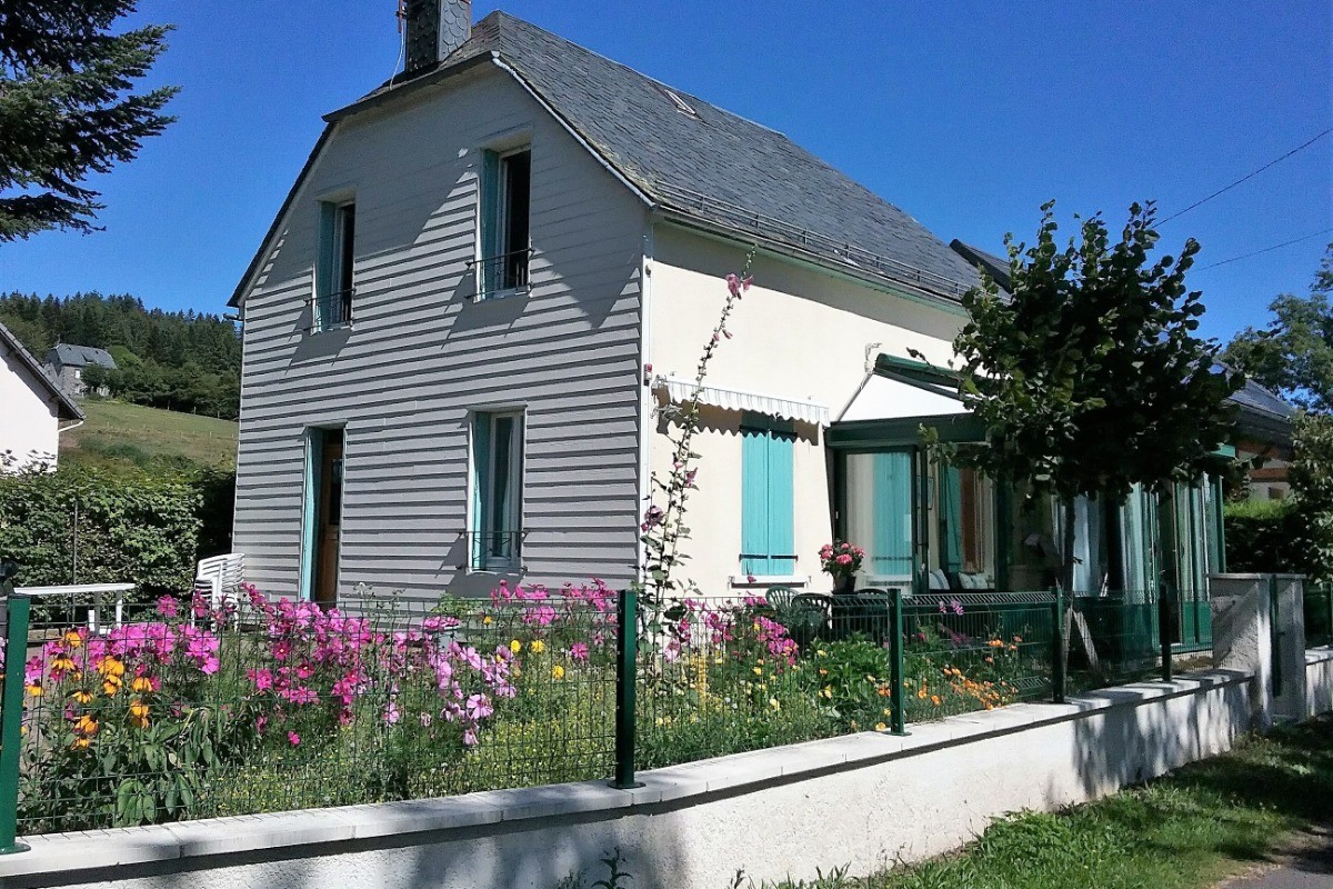 Maison avec jardin en été