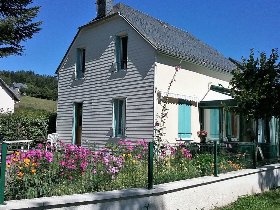 Maison avec jardin en été