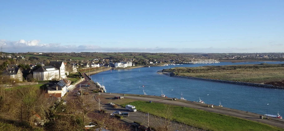 Vue d'ensemble de Barneville-Carteret en montant la Corniche de Carteret.