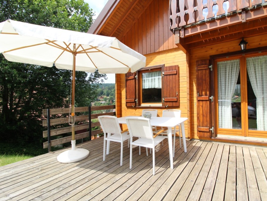 Terrasse avec salon de jardin et barbecue - Chalet Le Pergis à Xonrupt-Longemer