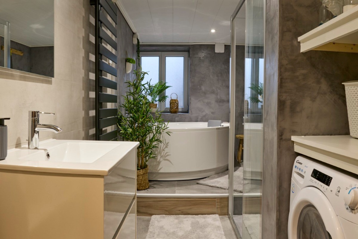 Salle de bain RDC avec douche italienne, baignoire balnéo et sauna - Gîte Escapade Vosgienne Celles-sur-Plaine, Vosges