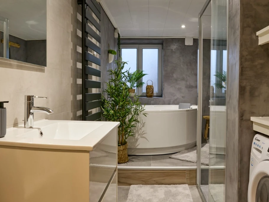 Salle de bain RDC avec douche italienne, baignoire balnéo et sauna - Gîte Escapade Vosgienne Celles-sur-Plaine, Vosges