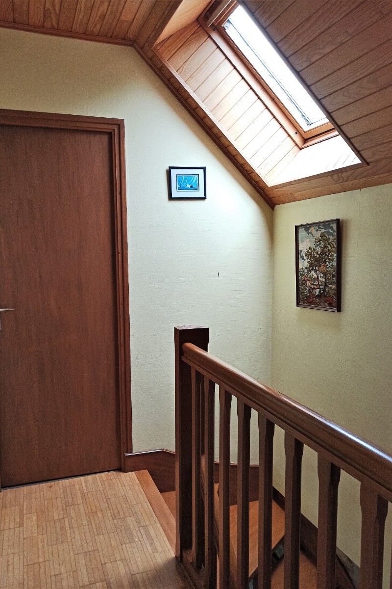 Palier à l'étage desservant les 2 chambres et le coin toilette