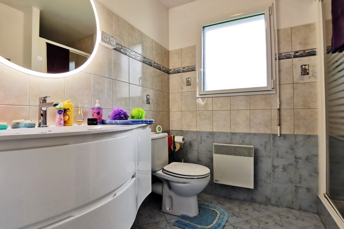 Etage: salle d'eau avec WC