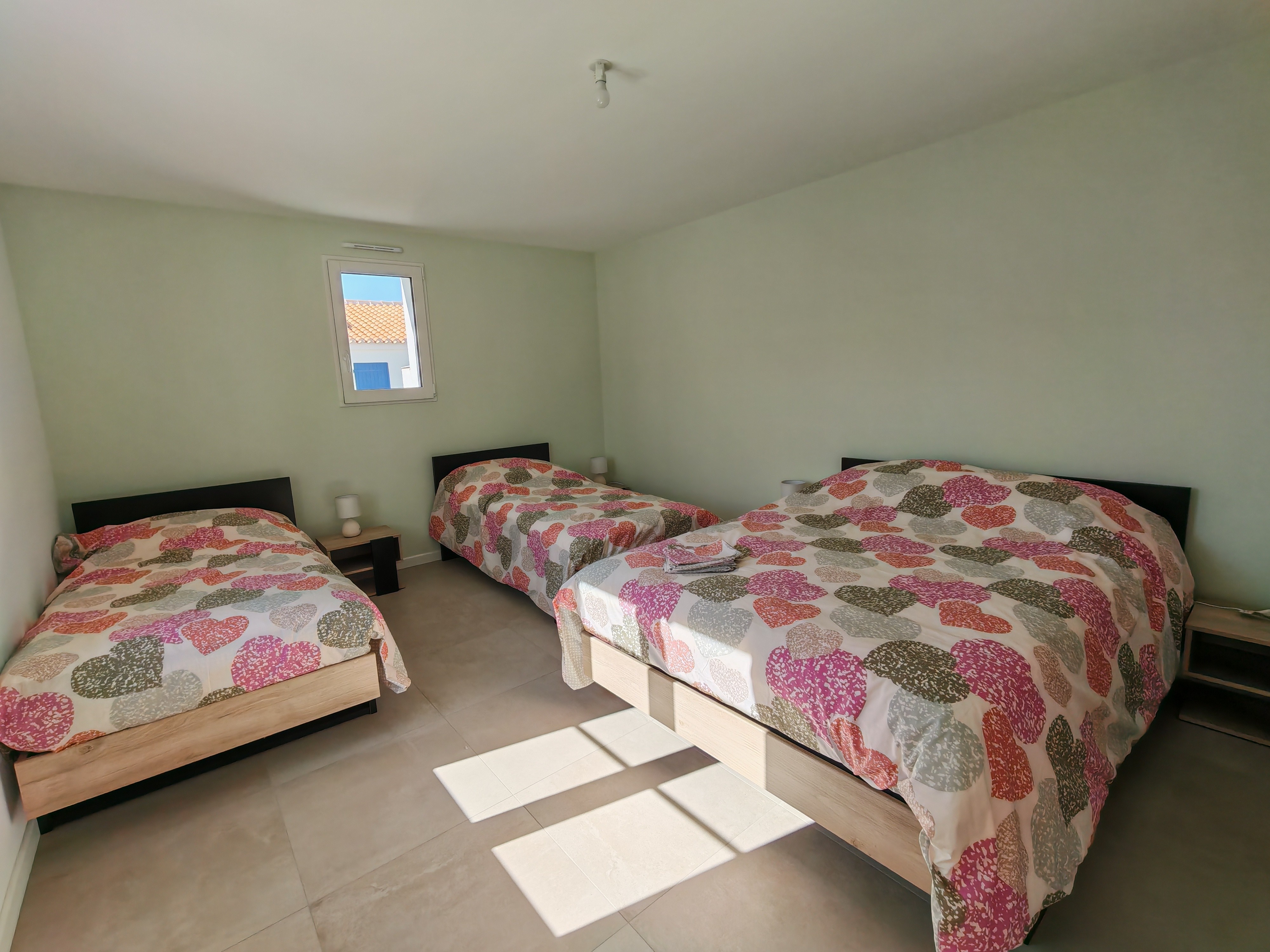 Bedroom 1 double bed (140cm) + 2 single beds (90cm) - left-hand sleeping area