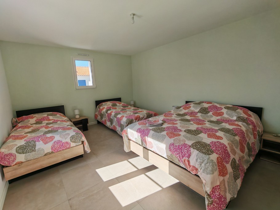Bedroom 1 double bed (140cm) + 2 single beds (90cm) - left-hand sleeping area