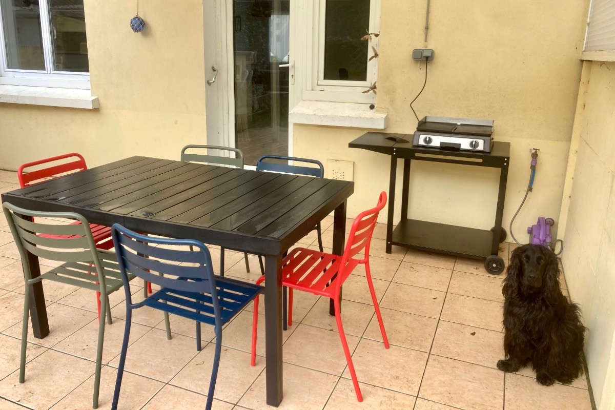 Terrasse avec pergola et plancha électrique