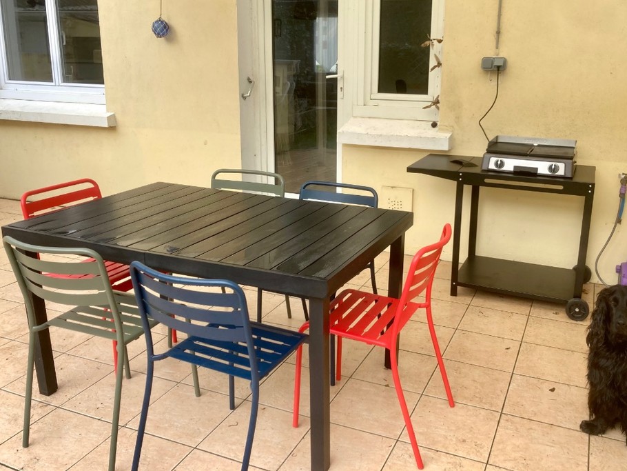 Terrasse avec pergola et plancha électrique