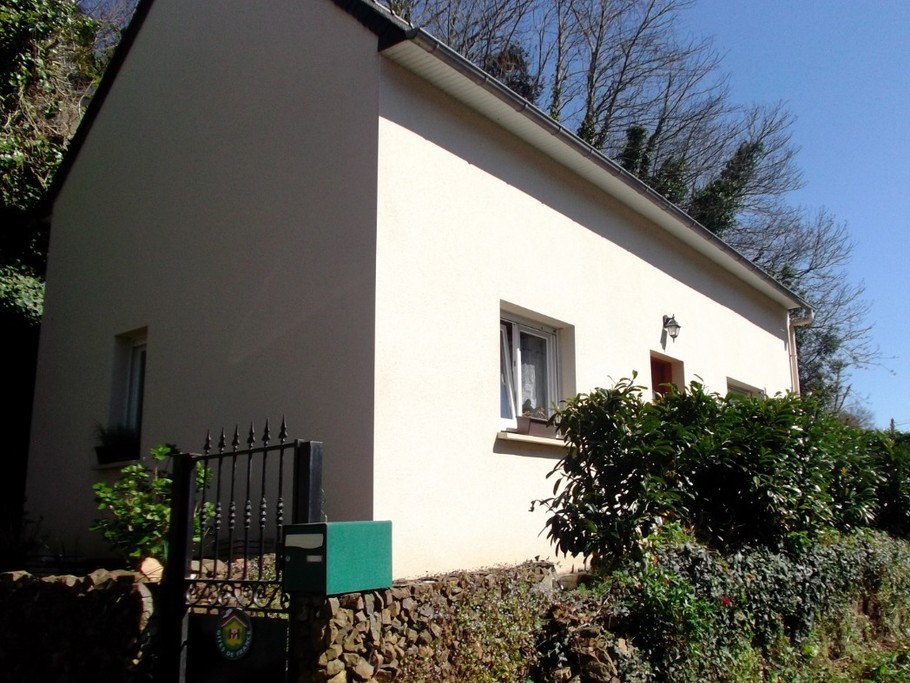 Entrée de location, avec places privatives devant la location