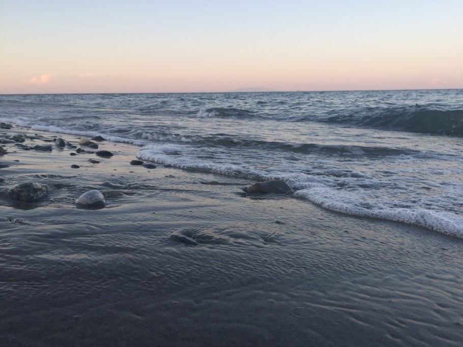 La plage de la résidence le soir.