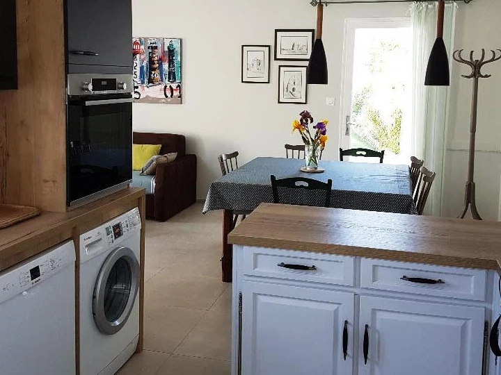 cuisine américaine donnant sur le préau