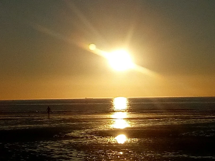 A deux pas de notre logement (12 mn), un magnifique coucher de soleil sur la  plage de Wissant, une belle station balnéaire de la Côte d'Opale, entre le Cap Gris-Nez et le Cap Blanc-Nez.