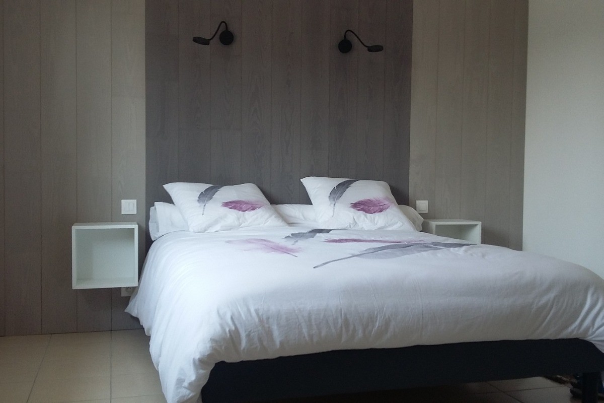 RDC : Chambre 1 avec lit 160 et armoire penderie