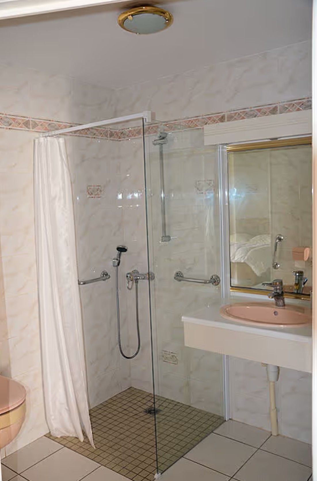 Salle d'eau communicante avec la chambre du RDC, aménagée PMR