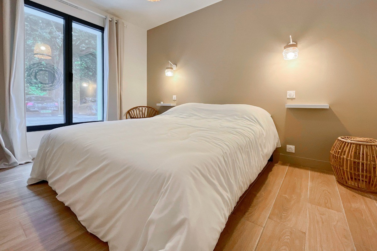 Chambre 1 avec un lit en 160 au rez-de-chaussée