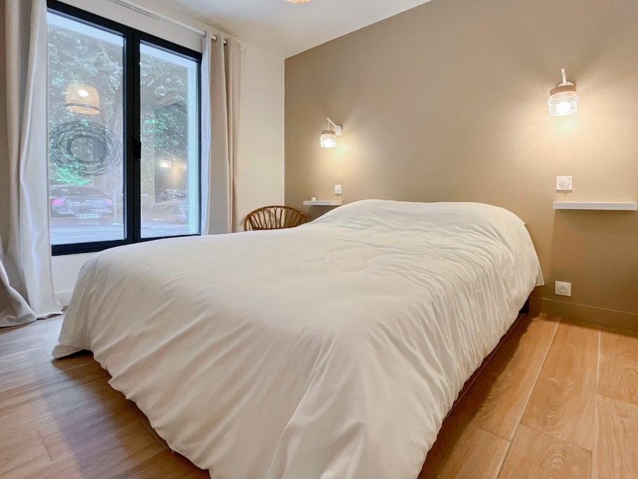 Chambre 1 avec un lit en 160 au rez-de-chaussée