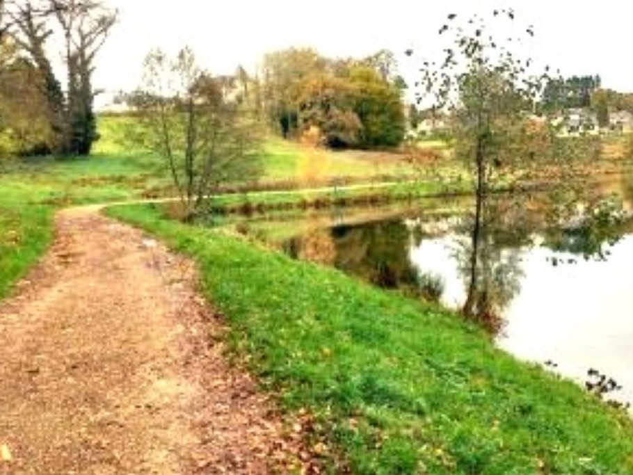 Chemin étang à proximité GITE LE GAULIAT 19 CORREZE CLEVACANCES