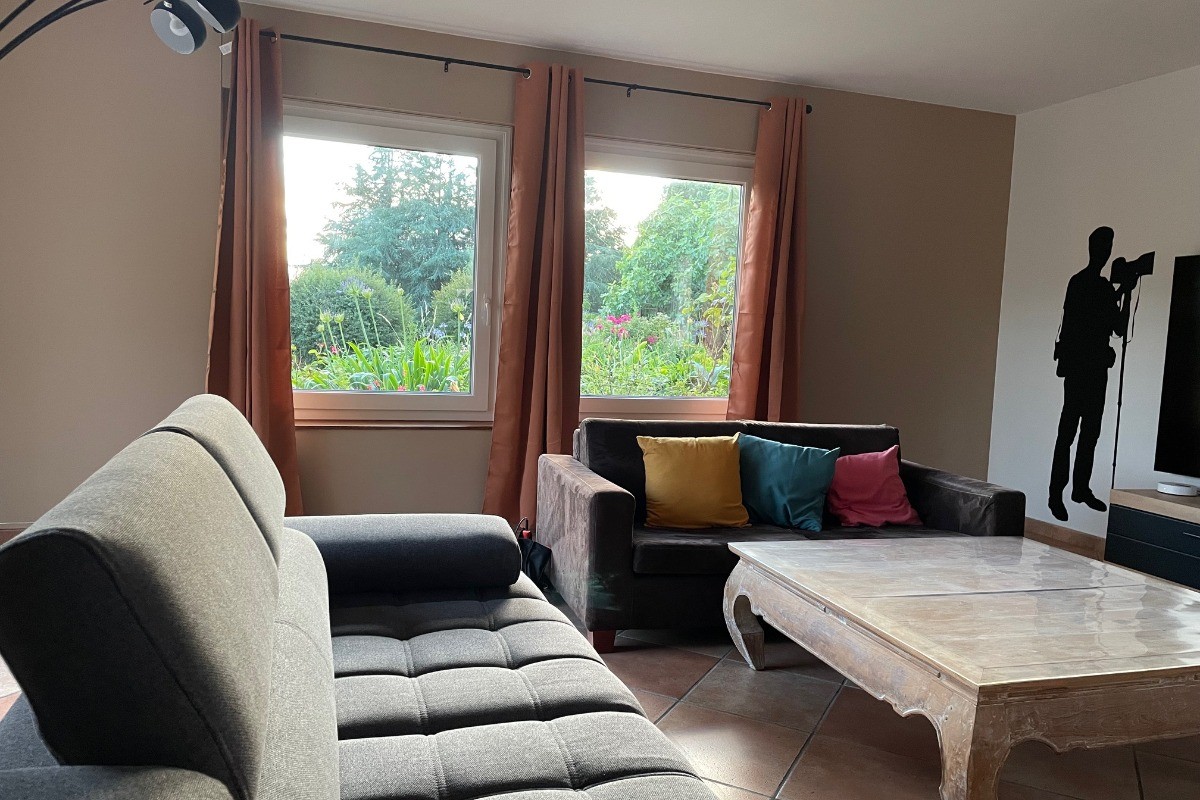 Salon avec grande télévision
