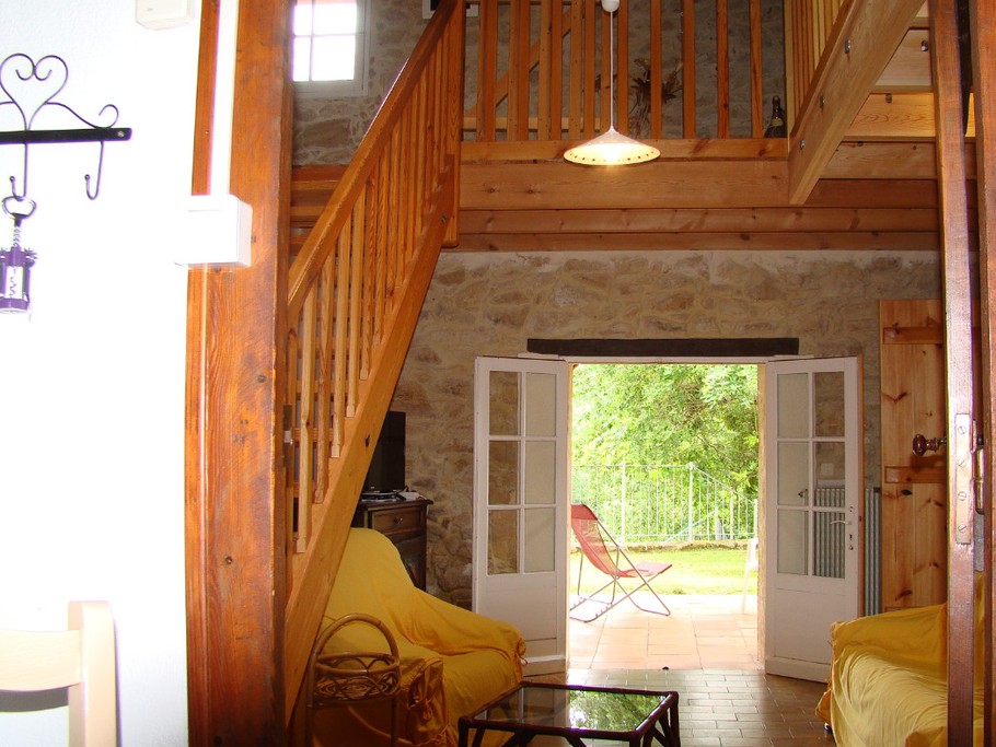 Le salon et l'escalier