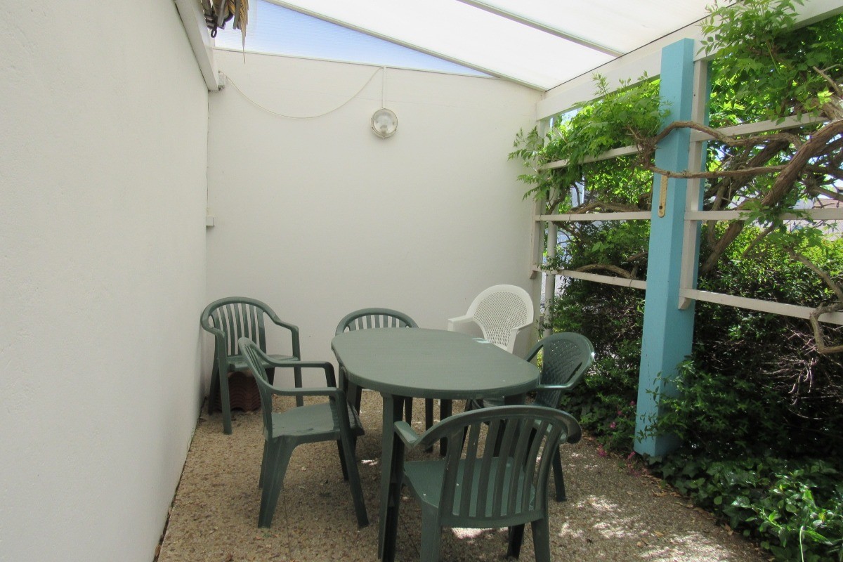Terrasse abritée avec salon de jardin