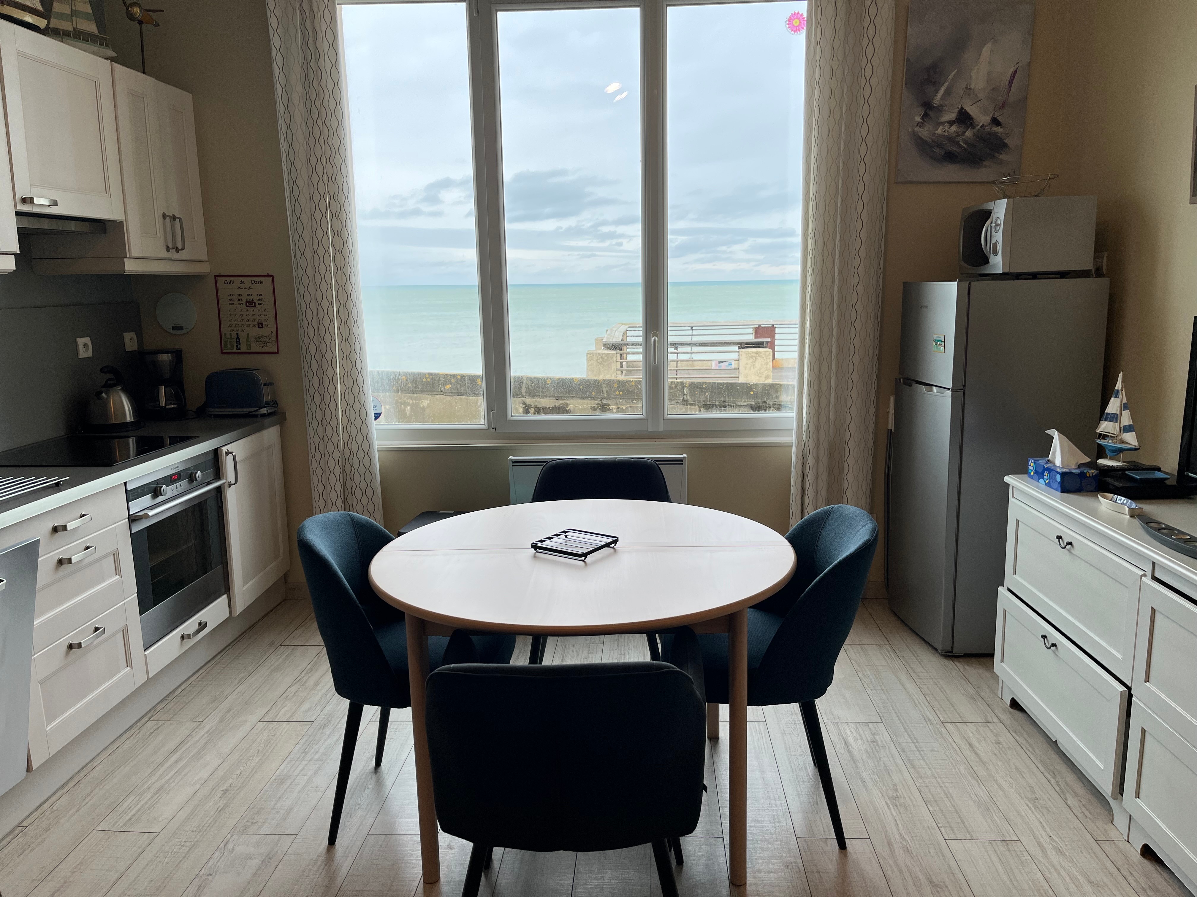 Coin cuisine avec vue mer