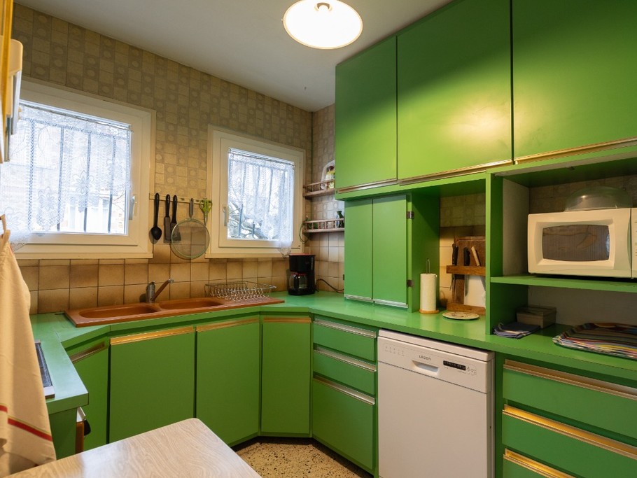 cuisine équipée avec lave vaisselle et frigo congélateur