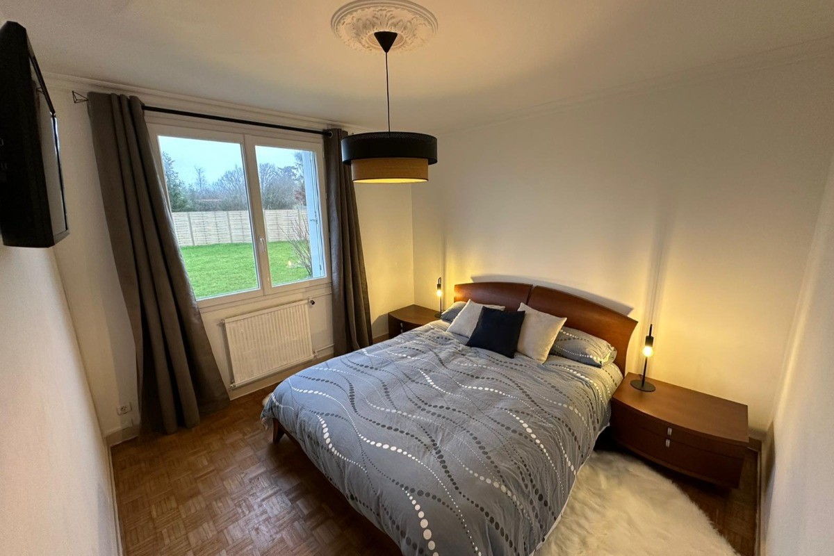 RDC: Chambre 1 avec lit 140 et TV