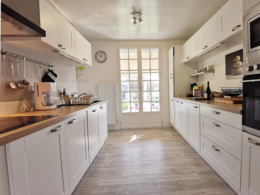 Cuisine équipée avec accès véranda et séjour