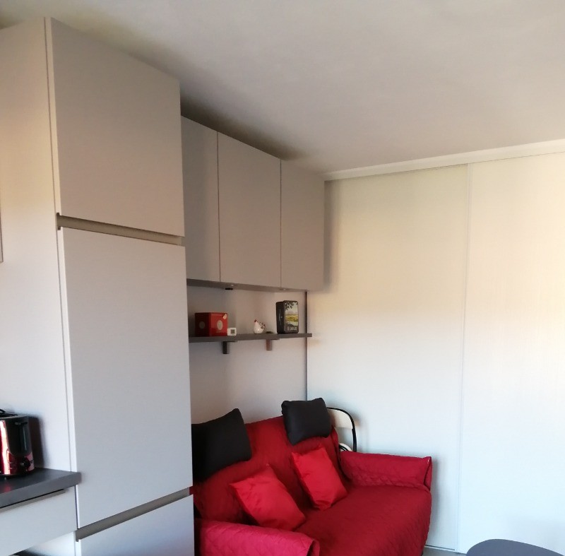 coin séjour dans pièce à vivre avec canapé RAPIDO pour 2 couchages et penderie murale