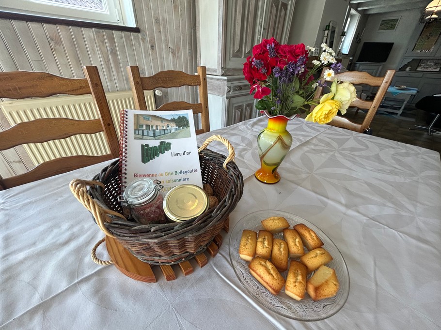 Espace repas - Gîte Bellegoutte, campagne et nature