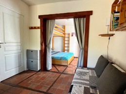 La chambre vue du salon