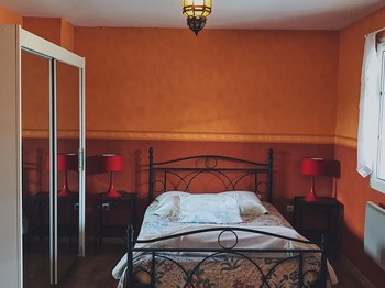 Grande chambre - lit double et rangements