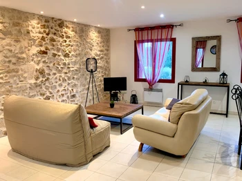 Gite disponible dans un domaine à 7km de Montpellier avec piscine et climatisation