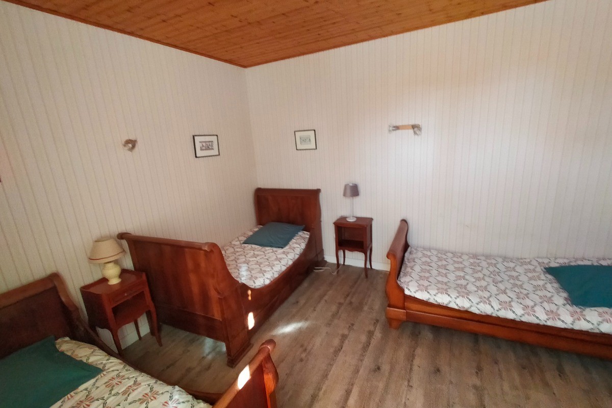 Chambre 4 à l'étage (rez-de-chaussée), avec 3 lits en 90