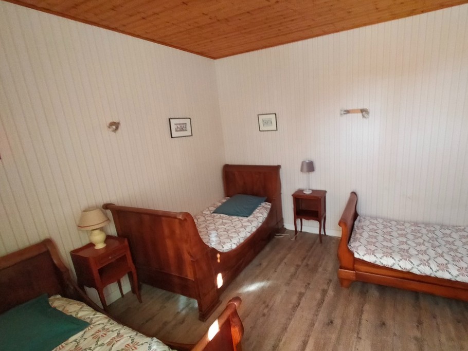 Chambre 4 à l'étage (rez-de-chaussée), avec 3 lits en 90