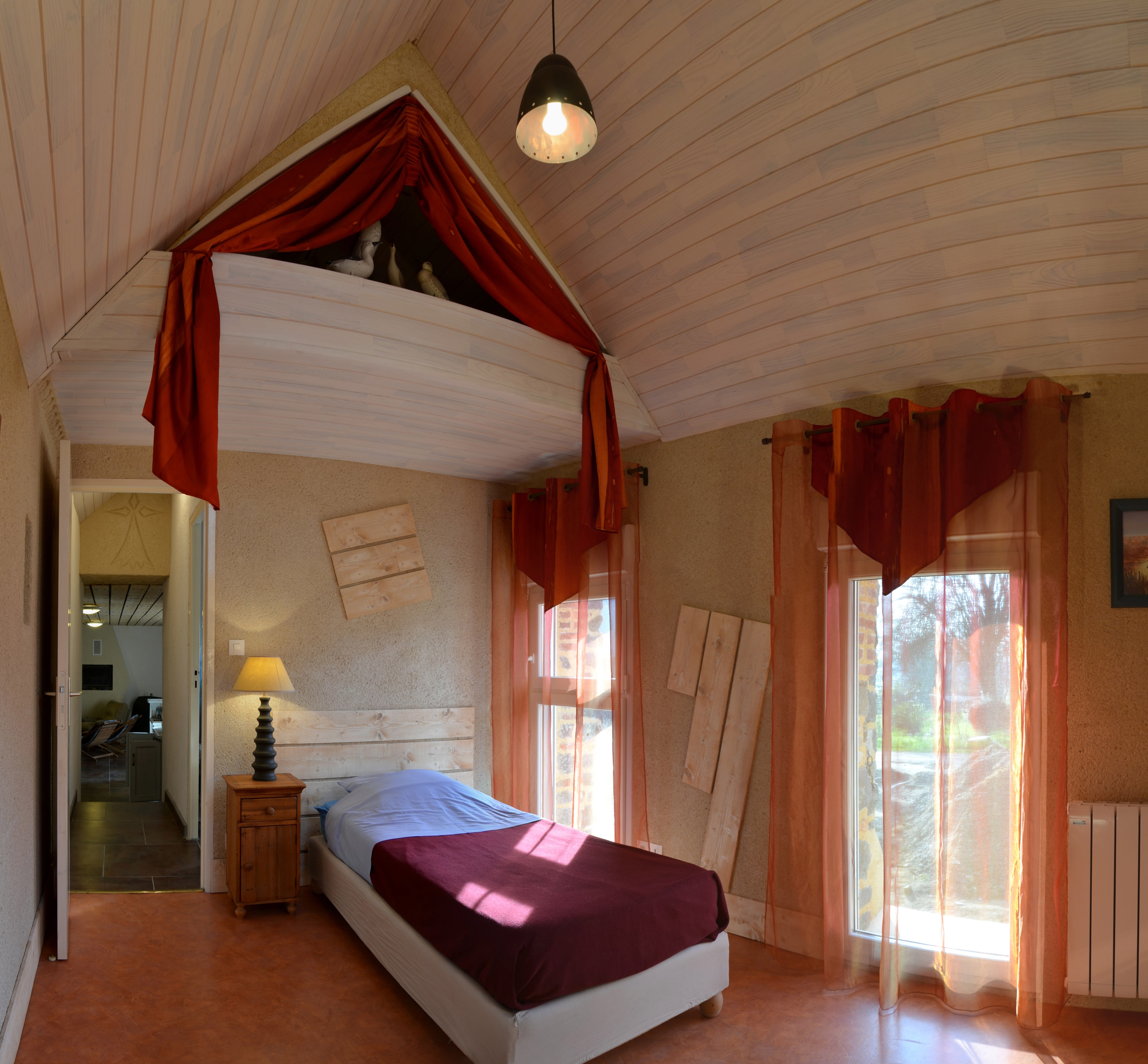 Chambre au RDC avec un lit 90x190 cm et rangements. Belle hauteur sous plafond