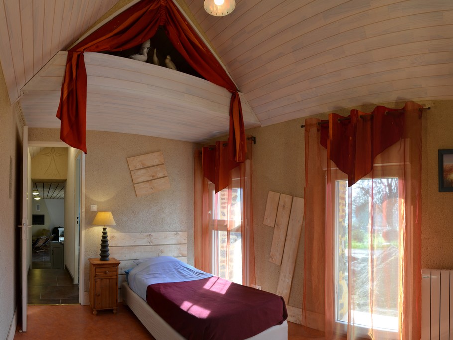 Chambre au RDC avec un lit 90x190 cm et rangements. Belle hauteur sous plafond