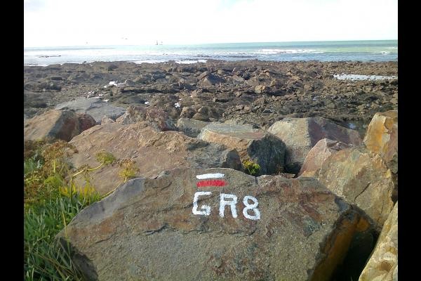 Chemin de randonnée GR8 devant la résidence