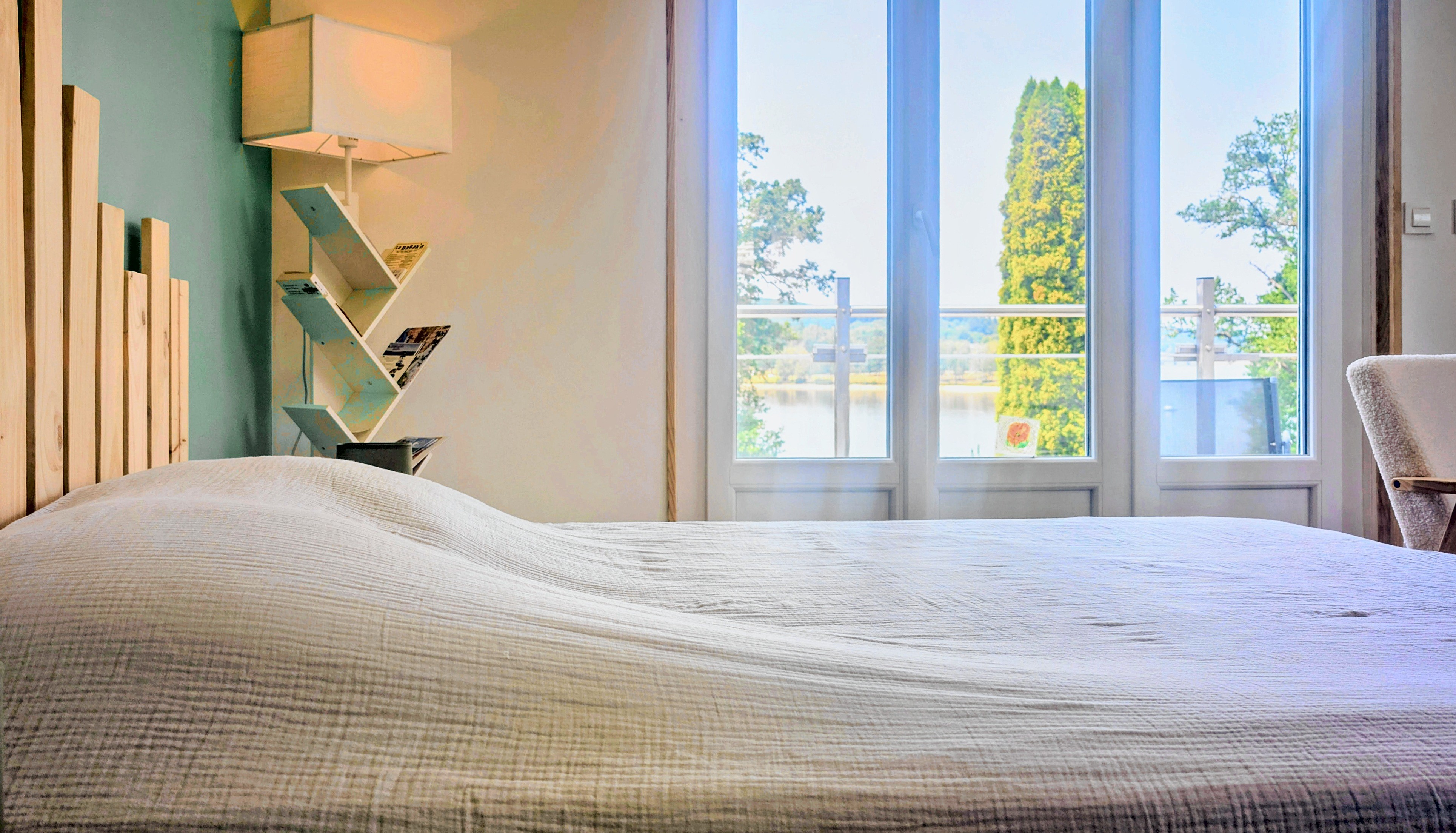 Le Nid – Holiday cottage, sleeps 3, Beaumont-du-Lac, Haute-Vienne: The bedroom with a view of Lake Vassivière