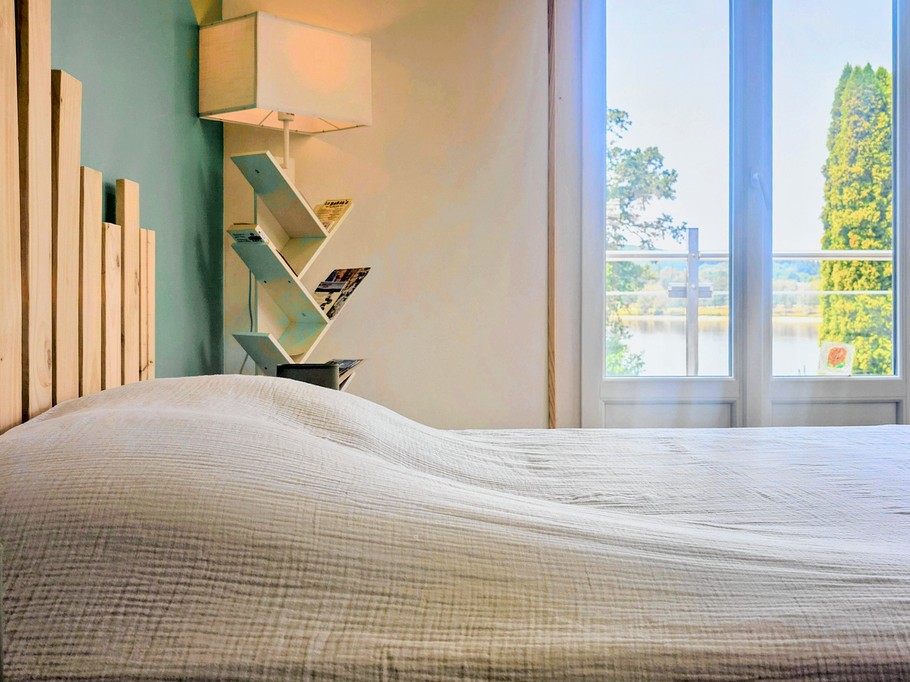 Le Nid – Holiday cottage, sleeps 3, Beaumont-du-Lac, Haute-Vienne: The bedroom with a view of Lake Vassivière