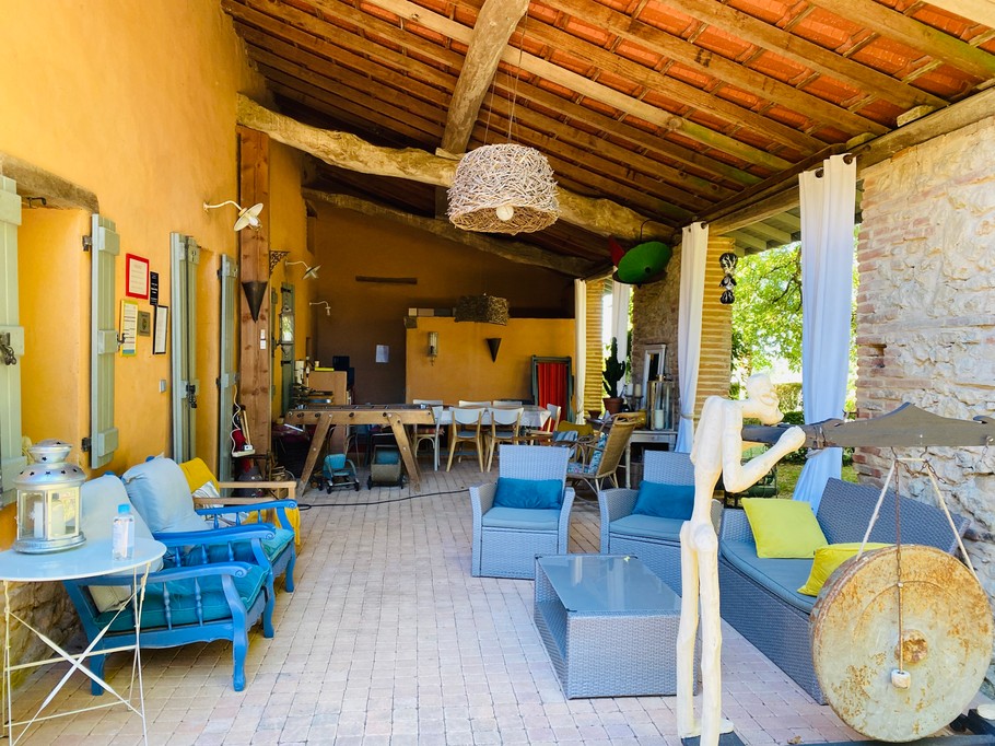 Tarn, Occitanie, auvent avec vue sur le chêne